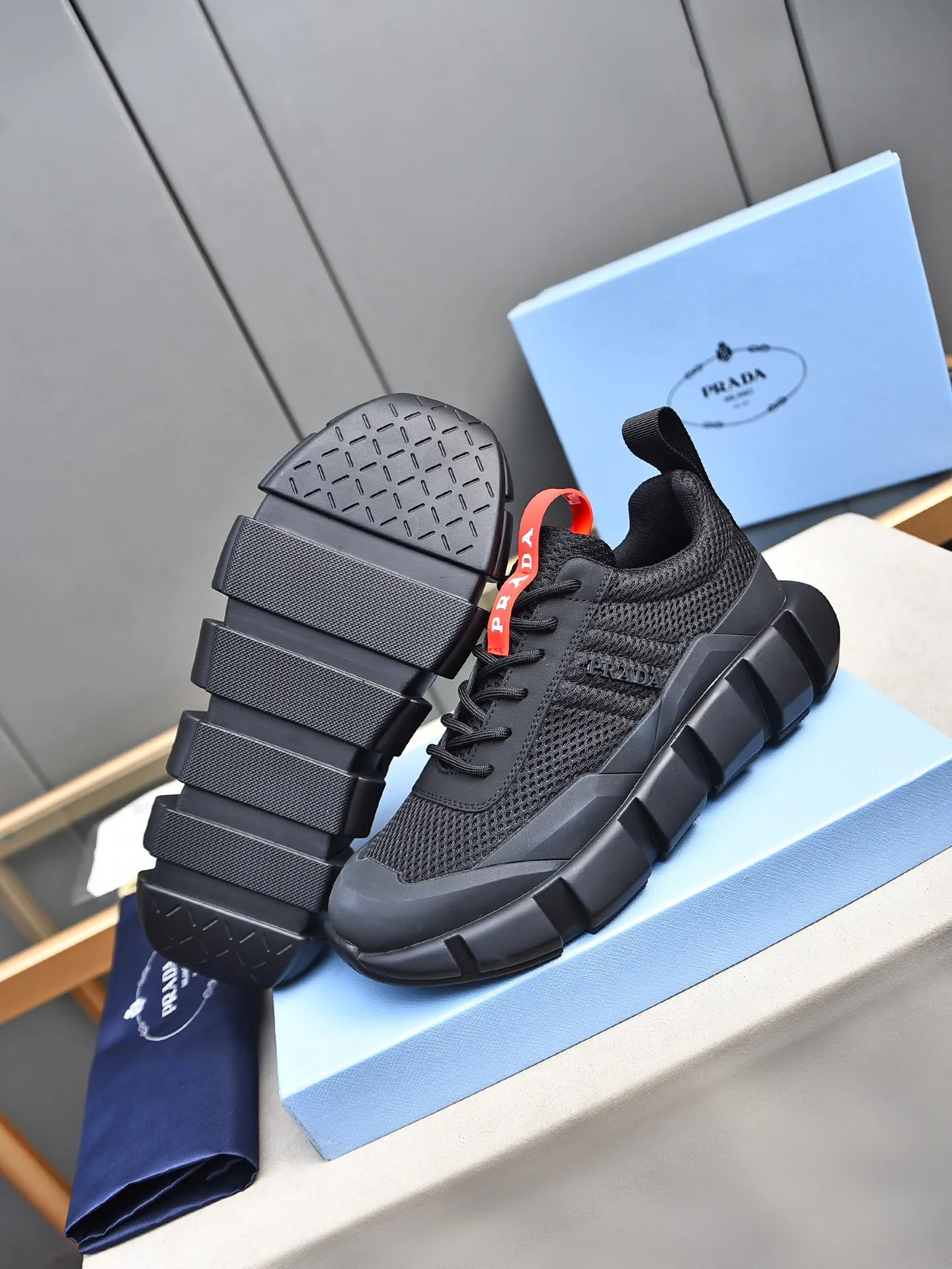 Men's shoes 💰480 PRADA/Prada men's lace-up casual sports shoes, the upper is made of cowhide leather and breathable mesh. It is soft, comfortable and breathable. The tongue is decorated with the PRADA brand letter logo. The thick rubber sole echoes the red label tongue. The style is fashionable and generous. The details are carefully crafted. A casual sports shoe with a super fashionable look on the foot. Excellent breathability!  Size: 38-44 (45 46 customized)